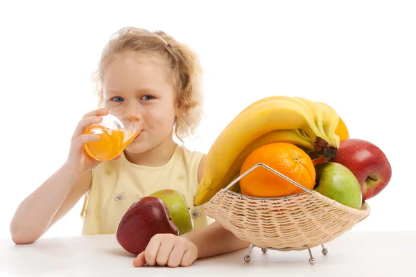 儿童喝果汁 — 图库照片