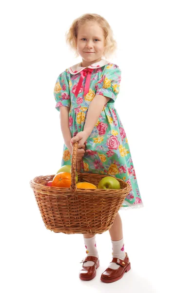 Κοπέλα που κρατά το καλάθι με φρούτα — Φωτογραφία Αρχείου