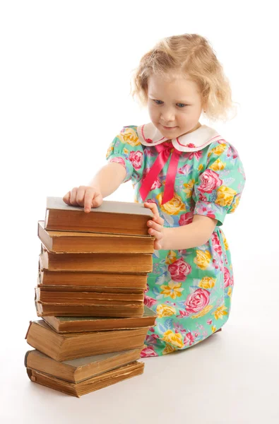 Dívka sedící knihy zásobníku — Stock fotografie