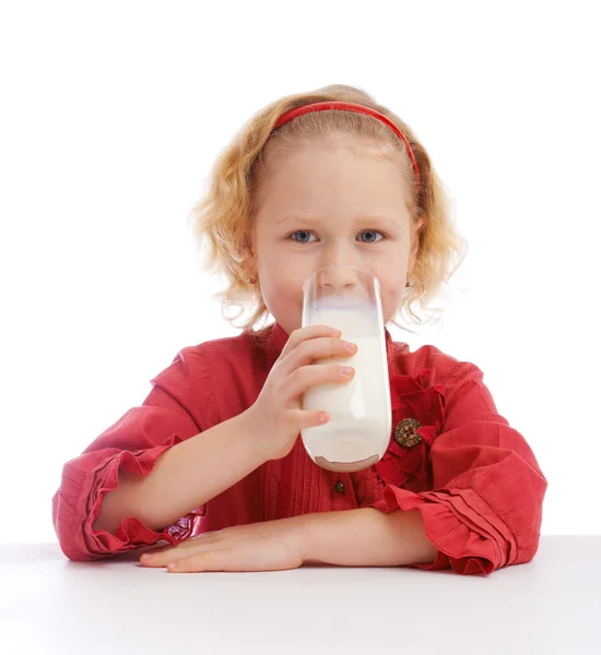 Gadis kecil minum susu — Stok Foto