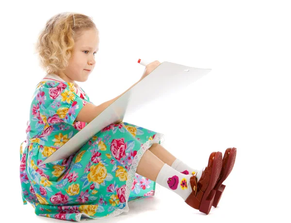 Preschooler sits drawing — Stock Photo, Image
