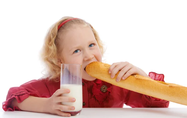 Κορίτσι δαγκώνει ένα γαλλικό ψωμί — Φωτογραφία Αρχείου