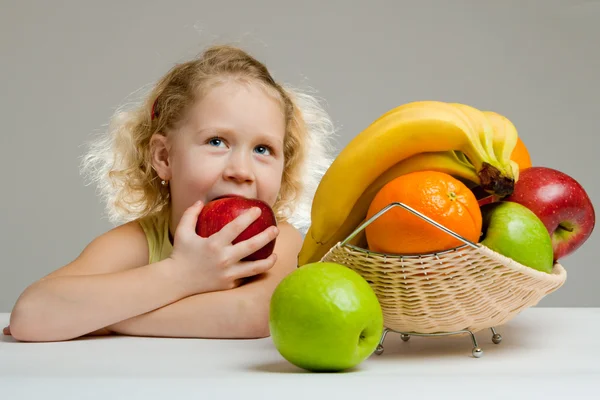 Egy kislány almát eszik. — Stock Fotó