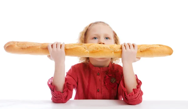 Девушка кусает французский хлеб — стоковое фото
