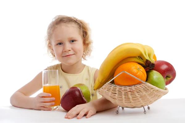 Malá holčička se šťávou a ovocem — Stock fotografie