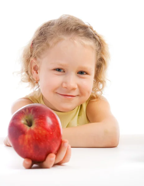Девушка, дающая яблоко — стоковое фото