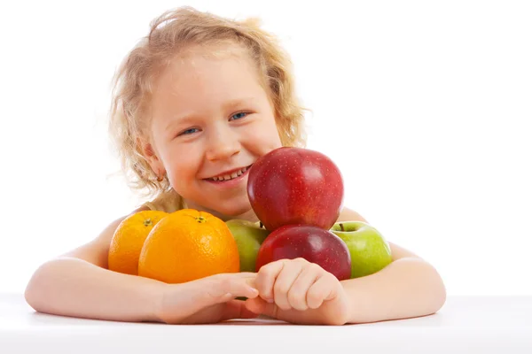 Мальчик с яблоками и апельсинами — стоковое фото
