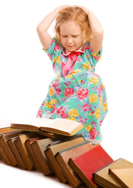 Meisje kijkend naar boeken — Stockfoto