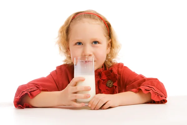 Девушка и стакан молока — стоковое фото