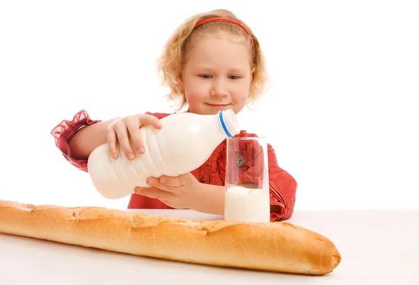 Mädchen gießt Milch — Stockfoto