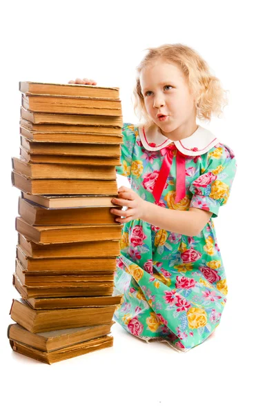 Дошкольник со стопкой книг — стоковое фото