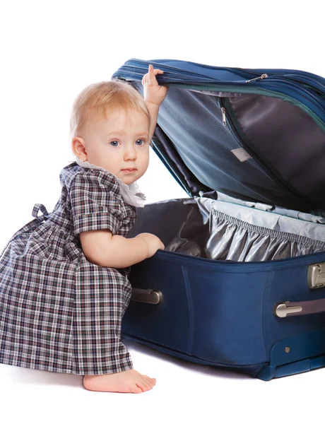 Dziecko otwarcia walizki — Zdjęcie stockowe