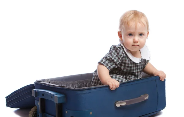 Infant inside the suitcase — Stockfoto