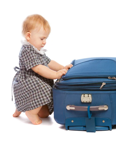 Младенец и чемодан — стоковое фото