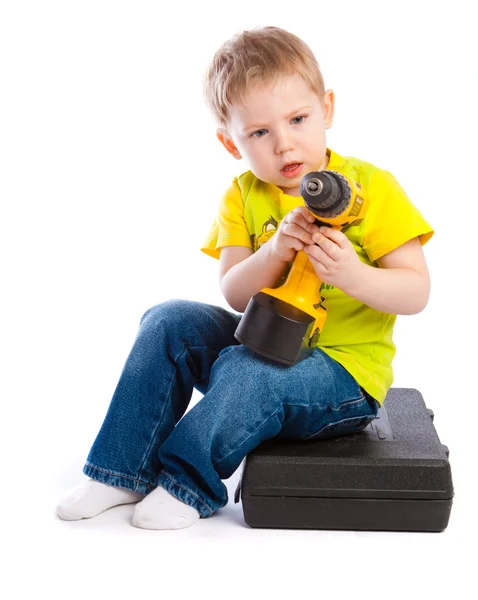 Мальчик с электрической отверткой — стоковое фото