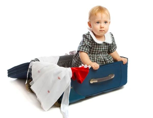 Baby in koffer — Stockfoto