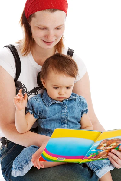 Madre leggendo a sua figlia — Foto Stock