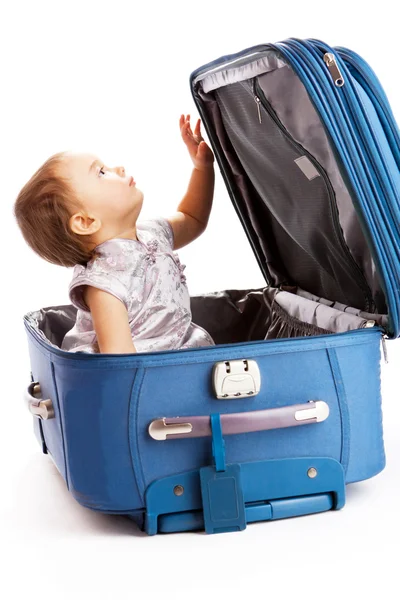 Baby in koffer — Stockfoto