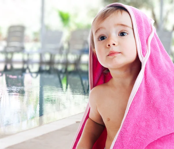 Bebé cubierto con toalla —  Fotos de Stock