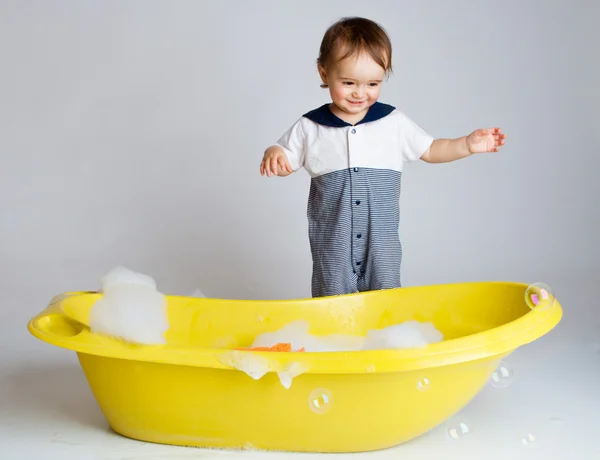 Okouzlující baby stojící poblíž vany — Stock fotografie