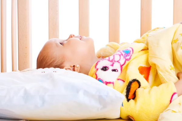 Baby im Kinderbett — Stockfoto