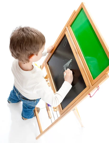 男孩在黑板上画画 — 图库照片