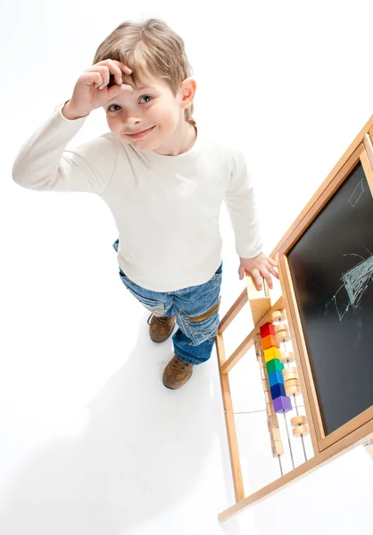 Προσχολικής ηλικίας αγόρι κοντά μαυροπίνακα — Φωτογραφία Αρχείου
