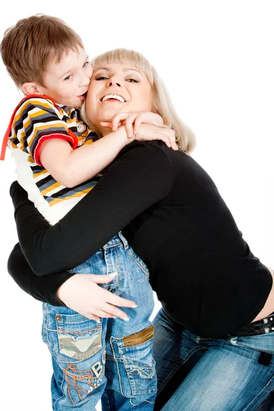 Мальчик целует свою мать — стоковое фото