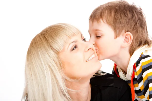 Figlio baciare madre — Foto Stock