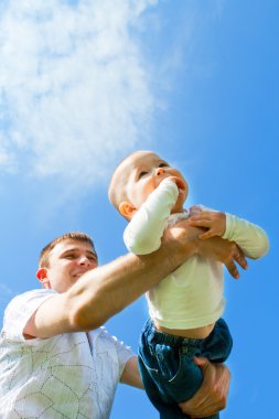 Babasının ellerinde uçan bebek