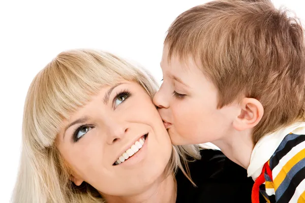 Sohn küsst Mutter — Stockfoto