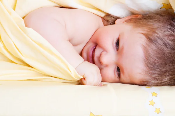 Bebé en la cama — Foto de Stock