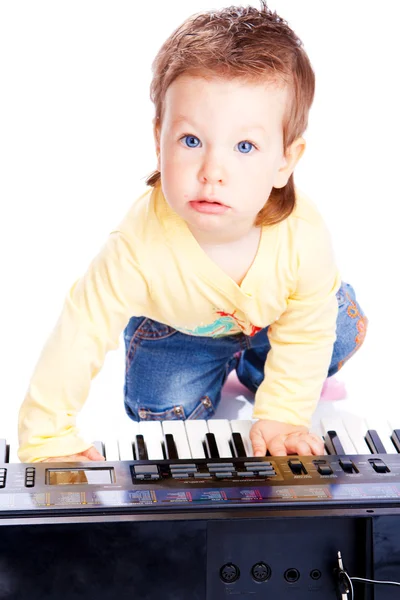 Baby spiller piano – stockfoto