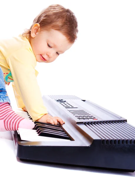 婴儿玩钢琴 — 图库照片