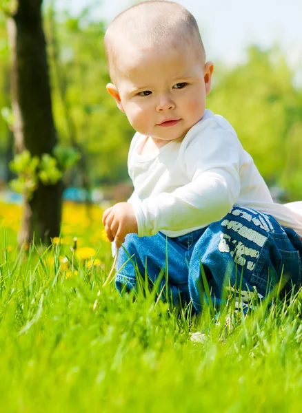 Baby in park — Stockfoto