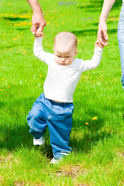 Baby walking — Stock Photo, Image