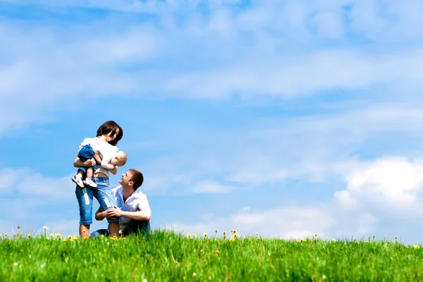 Щаслива мати, батько і дитина — стокове фото