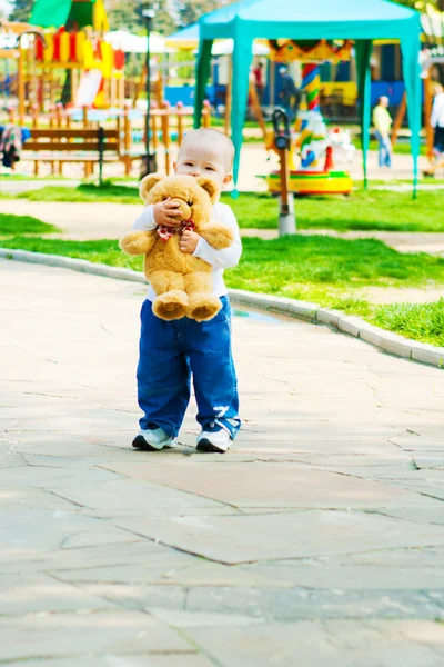 Bebé con oso de peluche —  Fotos de Stock