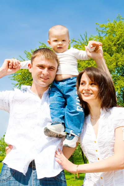 Rodiče s dítětem v parku — Stock fotografie