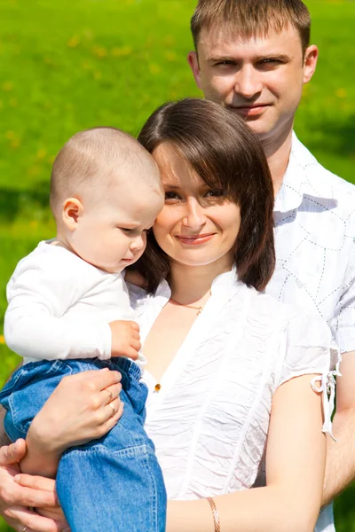 Baby met ouders in park — Stockfoto