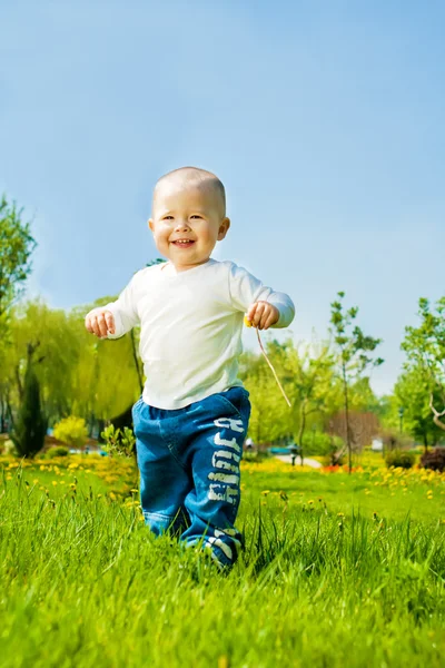 Малыш бежит — стоковое фото