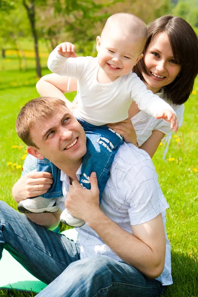 Family playing in park — Stock Photo, Image