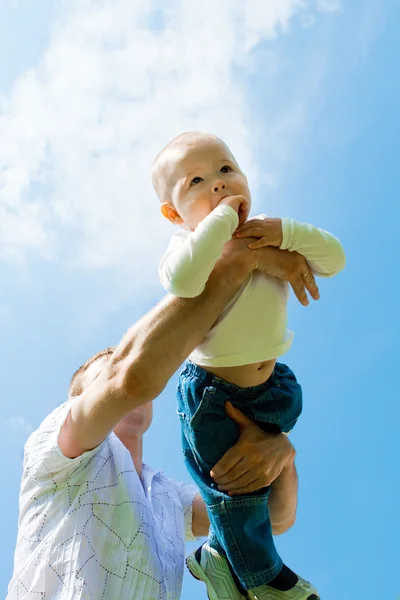 Bebekle oynarken babası — Stok fotoğraf