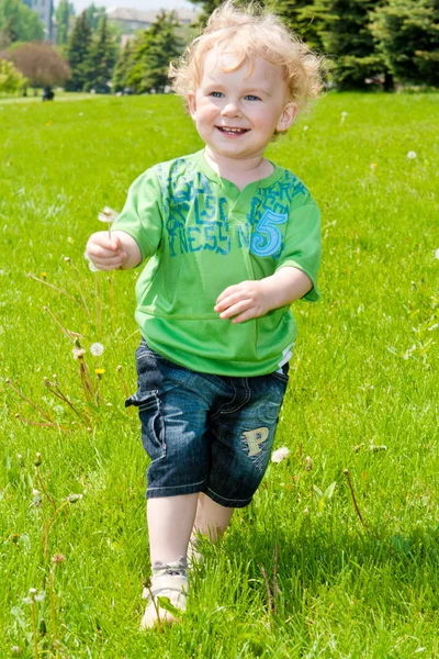 Niño con una flor —  Fotos de Stock
