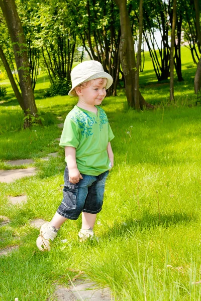 Sürpriz yürümeye başlayan çocuk — Stok fotoğraf