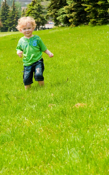 Junge rennt den Hügel entlang — Stockfoto