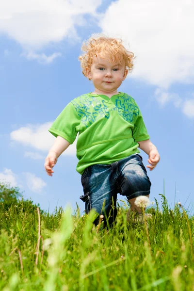 Kind im Gras — Stockfoto