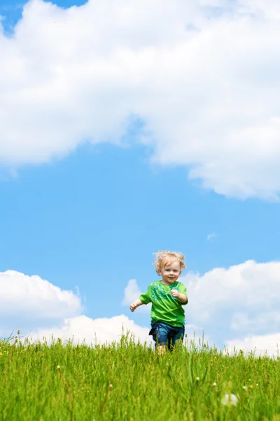 Ребенок бежит — стоковое фото