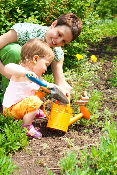 Matka a dcera na zahradě — Stock fotografie