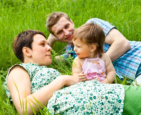 Rodziny w trawie — Zdjęcie stockowe